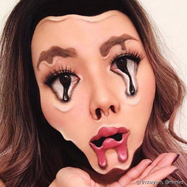 Os quadros de Salvador Dal? j? inspiraram algumas das makes de Mimi, como essa em que o rosto parece estar derretendo! (Foto: Instagram @mimles)